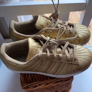 Adidas 5.5Y women’s 7 gold superstar EUC